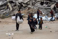 Người dân sơ tán tránh xung đột tại thị trấn Beit Lahia, Dải Gaza. (Ảnh: THX/TTXVN)