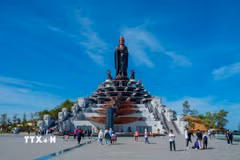 Du khách chiêm bái tượng Phật Bà Tây Bổ Đà Sơn cao nhất châu Á trên đỉnh núi Bà Đen. (Ảnh: Thanh Tân/TTXVN)