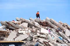 Đống đổ nát sau động đất tại La Guaira, Venezuela. (Ảnh: THX/TTXVN phát)