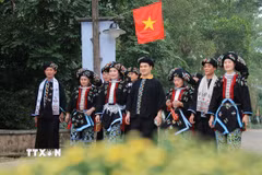 Đồng bào người Dao với trang phục truyền thống xuống Phiên chợ vùng cao được tái hiện tại Làng Văn hóa-Du lịch các dân tộc Việt Nam. (Ảnh: Hoàng Hiếu/TTXVN)