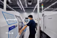 Nhiều doanh nghiệp hoạt động trong khu Công nghệ cao Đà Nẵng ưu tiên ứng dụng khoa học công nghệ vào sản xuất. (Ảnh: Hải Âu/TTXVN)