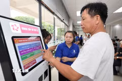 Đông đảo đoàn viên thanh niên tăng cường hỗ trợ người dân tại Trung tâm Phục vụ Hành chính công phường Thủ Đức, Thành phố Hồ Chí Minh. (Ảnh: Thanh Vũ/TTXVN)