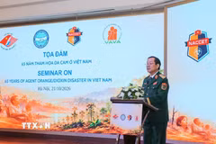 Trung tướng Nguyễn Hữu Chính, Chủ tịch Hội Nạn nhân chất độc da cam Việt Nam (VAVA) phát biểu kết luận và thông qua Lời kêu gọi vận động ủng hộ nạn nhân da cam. (Ảnh: Hoàng Hiếu/TTXVN)