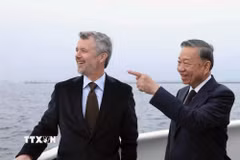 Tổng Bí thư, Chủ tịch nước Tô Lâm và Nhà Vua Đan Mạch Frederik X trên tàu ra thăm đảo nhân tạo Lynetteholm. (Ảnh: Thống Nhất/TTXVN)