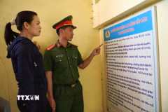 Cán bộ Tổ cảnh sát khu vực Công an phường Nếnh tuyên truyền về phòng chống ma túy tại các nhà trọ, khách sạn tại phường Nếnh. (Ảnh: Danh Lam/TTXVN)