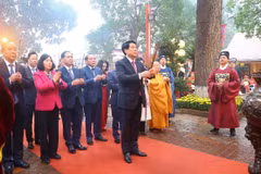 Chủ tịch nước Lương Cường dâng hương tại Điện Kính Thiên, Hoàng thành Thăng Long. (Ảnh: Lâm Khánh/TTXVN)