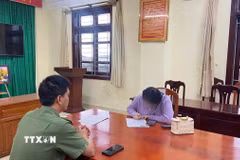 Cơ quan Công an tỉnh Lâm Đồng làm việc với 1 trong 6 trường hợp thông tin sự thật trên mạng xã hội về tình hình thiên tai tại Lâm Đồng. (Ảnh: TTXVN phát)