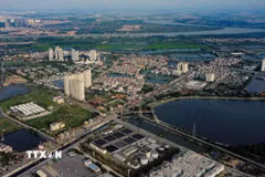 Sông Kim Ngưu dài chưa đến 10km chảy trong khu vực nội thành Hà Nội được coi là một dòng sông chết bởi nguồn nước bị ô nhiễm nặng. (Ảnh: Thành Phương/TTXVN)