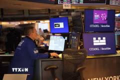 Giao dịch viên làm việc trên sàn chứng khoán New York (NYSE) tại thành phố New York, Mỹ. (Ảnh: THX/TTXVN phát)