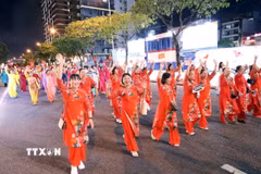 Các đoàn diễu hành trong trang phục áo dài các vùng miền Tổ quốc tham gia đoàn diễu hành. (Ảnh: Trần Lê Lâm/TTXVN)