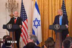 Tổng thống Mỹ Donald Trump (phải) phát biểu trong một cuộc họp báo chung với Thủ tướng Israel Benjamin Netanyahu (trái) tại Nhà Trắng ở Washington, D.C (Ảnh: Anadolu Agency/TTXVN)