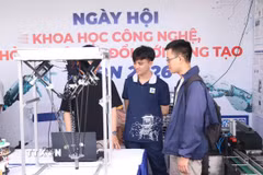 Sinh viên Trường Đại học Bách khoa (Đại học Đà Nẵng) trình làng các sản phẩm công nghệ tại Ngày hội Khoa học Công nghệ, Khởi nghiệp và Đổi mới sáng tạo Bách khoa Đà Nẵng 2026. (Ảnh: Khoa Chương/TTXVN)