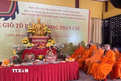 Các sư thầy làm lễ cầu bình an. (Ảnh: TTXVN phát)