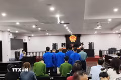 Đám cháy bùng phát mạnh do trong nhà xưởng có nhiều vật dụng dễ bắt lửa. (Ảnh Mạnh Khánh/TTXVN)