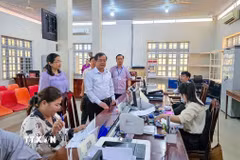 Lãnh đạo tỉnh Tây Ninh kiểm tra, đánh giá hoạt động tiếp nhận, giải quyết thủ tục hành chính tại cơ sở, bảo đảm bộ máy chính quyền địa phương vận hành thông suốt. (Ảnh: Minh Phú/TTXVN)