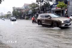 Đường Lê Duẩn, phường Thành Sen (Hà Tĩnh) bị ngập do mưa lớn. (Ảnh: Công Tường/TTXVN)