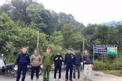 Lực lượng tìm kiếm đã đưa 4 du khách bị lạc trong rừng đến nơi an toàn. (Nguồn: Báo Bắc Ninh)