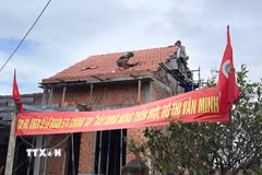 Nhiều căn nhà người dân xã Hòa Thịnh (tỉnh Đắk Lắk) được Lữ đoàn Tăng thiết giáp 574, Quân khu 5 hoàn thành lợp ngói chỉ sau 20 ngày thi công. (Ảnh: Tường Quân/TTXVN)