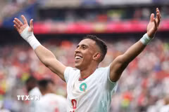 Tiền đạo Soufiane Rahimi ăn mừng sau khi ghi bàn cho Morocco, ấn định tỷ số 3-0 giúp đại diện châu Phi sở hữu tấm vé vào tứ kết. (Ảnh: AFP/TTXVN)