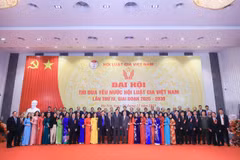 Lãnh đạo Hội Luật gia chụp ảnh lưu niệm với các cá nhân điển hình tiên tiến xuất sắc của các cấp Hội trên toàn quốc.