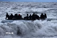 Người di cư trên thuyền ở ngoài khơi đảo Lesbos, Hy Lạp. (Ảnh: THX/TTXVN)