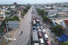 Do ùn tắc trên cao tốc Biên Hòa-Vũng Tàu, nhiều xe chạy vào làn dừng khẩn cấp. (Ảnh: Lê Xuân/TTXVN)