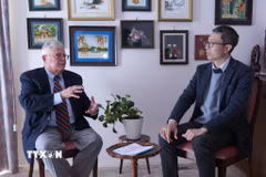Giáo sư Carl Thayer thuộc Học viện Quốc phòng Australia, Đại học New South Wales, trả lời phỏng vấn phóng viên TTXVN. (Ảnh: Diệu Linh/TTXVN)