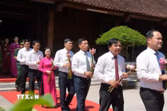 Trong dòng người nối nhau về Khu di tích Quốc gia đặc biệt Kim Liên, những bó sen trên tay mang vẻ đẹp giản dị, thanh khiết và tấm lòng thành kính, biết ơn Người. (Ảnh: Bích Huệ/TTXVN)