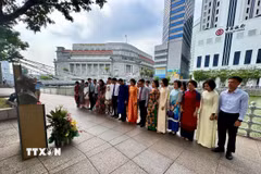 Cán bộ, nhân viên Đại sứ quán Việt Nam và cộng đồng tưởng nhớ công ơn Chủ tịch Hồ Chí Minh nhân kỷ niệm 81 năm Quốc khánh. (Ảnh: Đỗ Vân/TTXVN)