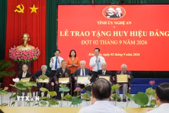 Phó Thủ tướng Thường trực Phạm Gia Túc trao Huy hiệu Đảng cho 6 đảng viên thuộc Đảng bộ xã Kim Liên. (Ảnh: Bích Huệ/TTXVN)