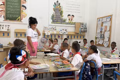 Cô và trò trong ngày đầu năm học mới tại Trường tiểu học Rafael María de Mendive ở thủ đô La Habana (Cuba). (Ảnh: Ngọc Duy/TTXVN)