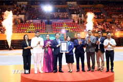 Tổ chức Kỷ lục Guinness Thế giới trao giấy công nhận kỷ lục “Giải pickleball có nhiều quốc tịch tham dự nhất,” được xác lập tại Đà Nẵng ngày 2/9/2026 cho Ban tổ chức Giải tại lễ khai mạc. (Ảnh: Trần Lê Lâm/TTXVN)