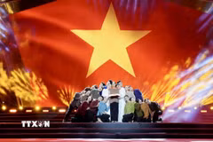 Chương trình được xây dựng thành một hành trình nghệ thuật nối quá khứ với hiện tại và tương lai. (Ảnh: Trung Tuyến/TTXVN)