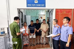 Bốn đối tượng bị tạm giữ hình sự do có dấu hiệu của tội “Gây rối trật tự công cộng.” (Ảnh: TTXVN phát)