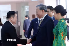 Tổng Thư ký ASEAN Kao Kim Hourn đón Tổng Bí thư Tô Lâm và Phu nhân. (Ảnh: Thống Nhất/TTXVN)