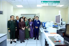 Chủ tịch Quốc hội Campuchia Samdech Khuon Sudary thăm Trung tâm Xét nghiệm, Bệnh viện Trung ương Quân đội 108. (Ảnh: Tuấn Anh/TTXVN)