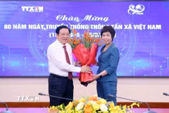 Trưởng Ban Nội chính Trung ương Phan Đình Trạc tặng hoa chúc mừng 80 năm Ngày truyền thống Thông tấn xã Việt Nam (15/9/1945-15/9/2025). (Ảnh: Phạm Kiên/TTXVN)