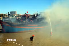 Sau hơn 1 giờ dập lửa, đám cháy mới cơ bản được khống chế. (Ảnh: Tá Chuyên/TTXVN)