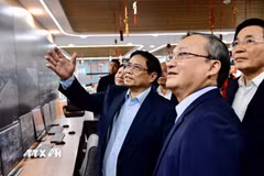 Thủ tướng Phạm Minh Chính kiểm tra công tác trực thông tin tại Đài Tiếng nói Việt Nam chiều 9/2/2024 (30 Tết). (Ảnh: TTXVN)