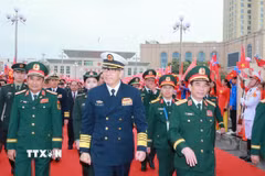 Đại tướng, Bộ trưởng Quốc phòng Phan Văn Giang và Thượng tướng, Bộ trưởng Quốc phòng Trung Quốc Đổng Quân tại Cửa khẩu quốc tế Móng Cái. (Ảnh: Trọng Đức/TTXVN)