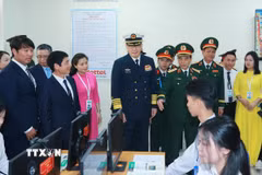Bộ trưởng Quốc phòng Phan Văn Giang và Bộ trưởng Quốc phòng Trung Quốc Đổng Quân tham quan các phòng học vi tính của trường THPT Trần Phú. (Ảnh: Trọng Đức/TTXVN)