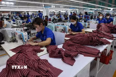 May hàng xuất khẩu sang thị trường châu Âu tại nhà máy trong Khu công nghiệp VSIP Nghệ An. (Ảnh: Vũ Sinh/TTXVN)