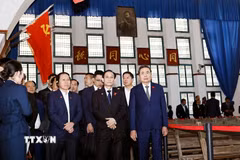 Chủ tịch Quốc hội Trần Thanh Mẫn và Đoàn đại biểu cấp cao Việt Nam tham quan Phòng họp Đại hội 7, Lầu Phi Cơ, nơi ở của Chủ tịch Mao Trạch Đông tại Khu di tích Dương Gia Lĩnh. (Ảnh: Doãn Tấn/TTXVN)