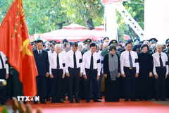 Thủ tướng Lê Minh Hưng và các đại biểu viếng các Anh hùng liệt sỹ được tìm kiếm, quy tập tại Công viên văn hóa Lê Thị Riêng. (Ảnh: Dương Giang/TTXVN)