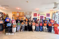 Các sinh viên Đại học Quốc gia Brunei tham gia hoạt động trang trí họa tiết truyền thống của Việt Nam và Brunei Darussalam. (Ảnh: TTXVN phát)