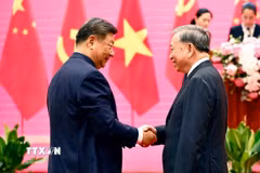 Tổng Bí thư Tô Lâm và Tổng Bí thư, Chủ tịch nước Trung Quốc Tập Cận Bình dự Liên hoan giao lưu hữu nghị nhân dân Việt Nam-Trung Quốc. (Ảnh: Thống Nhất/TTXVN)