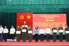 UBND tỉnh Vĩnh Long khen thưởng các cá nhân, gia đình có thành tích xuất sắc trong công tác tìm kiếm, quy tập và xác định danh tính hài cốt liệt sỹ. (Ảnh: Lê Thúy Hằng/TTXVN)