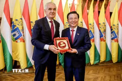 Ông Nguyễn Thanh Hải, Phó Bí thư Tỉnh ủy Tây Ninh, tặng quà cho thị trưởng thành phố Kaposvar. (Ảnh: TTXVN phát)