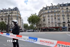 Cảnh sát phong tỏa hiện trường một vụ bạo lực ở Paris, Pháp. (Ảnh: THX/TTXVN phát)