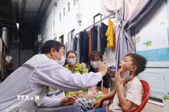 Bác sỹ Trạm Y tế xã Hiệp Phước khám, kiểm tra sức khỏe cho học sinh khu vực ghi nhận ca bệnh não mô cầu. (Ảnh: Đinh Hằng/TTXVN)